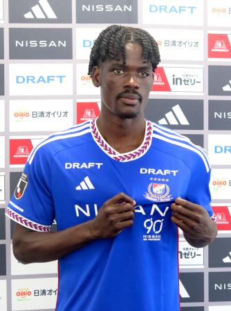 横浜Ｍに加入し、ポーズをとるクルード＝１３日、神奈川県横須賀市 