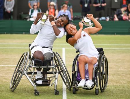 車いすの部女子ダブルスで優勝した上地結衣（右）、コタツォ・モンジャニ組＝ウィンブルドン（ゲッティ＝共同） 