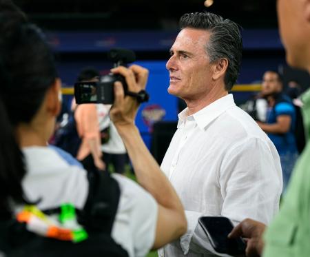 取材に応じる、ドジャース・大谷の代理人バレロ氏=アーリントン(共同)