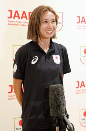 出発前に取材に応じる、陸上女子走り幅跳びの秦澄美鈴=27日、羽田空港