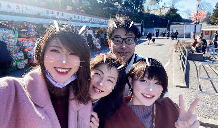 角田夏実（前列右）と家族。左から姉の真実さん、母の五都子さん、父の佳之さん（佳之さん提供、左右反転の鏡像で加工もあります） 