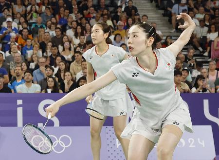 女子ダブルス1次リーグでインドペアに勝利した志田千陽(手前)、松山奈未組=パリ(共同)