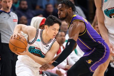 レーカーズ戦で突破を図るグリズリーズの河村（左）＝メンフィス（ＡＰ＝共同） 