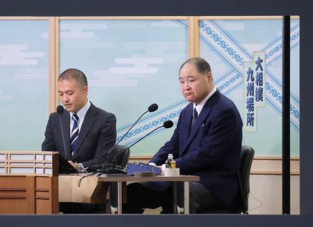 ＮＨＫ大相撲中継の解説に臨む琴風浩一氏（右）＝福岡国際センター 