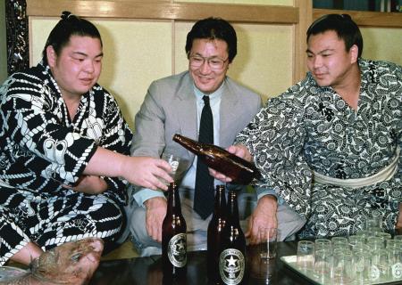 千代の富士(右)、北勝海(左)の2横綱を育てた北の富士勝昭さん(当時は九重親方)=1987年5月、東京都墨田区の九重部屋