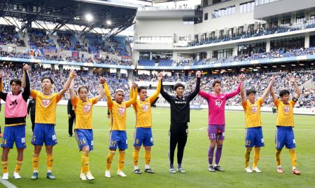 J1昇格プレーオフ準決勝で長崎に勝利し、サポーターの声援に応える仙台イレブン=ピースタ