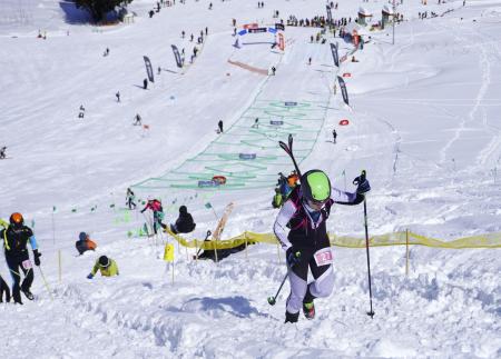 山岳スキーの日本選手権で斜面を登る選手=2022年2月、富山県黒部市