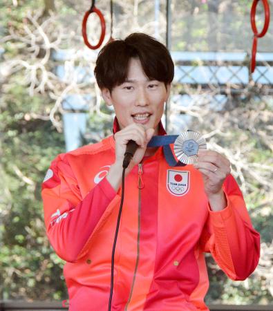 障害物レースコースの新設記念イベントに出席した近代五種男子の佐藤大宗=26日、千葉県長柄町
