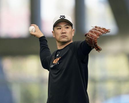 キャッチボールで調整する巨人・田中将＝宮崎市 