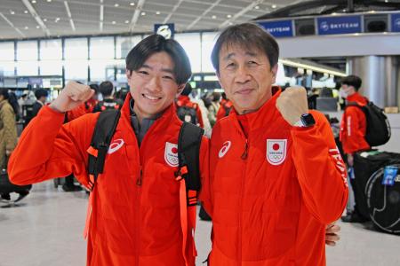 中国への出発前に成田空港でポーズを取る、冬季アジア大会の旗手・渡辺陽紀（左）と原田雅彦団長＝５日 