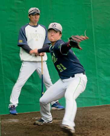 ブルペンで投球練習を見守るヤクルト・高津監督。手前は吉村＝浦添 