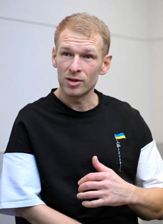 インタビューに応じるパラノルディックスキーのグリゴリー・ボウチンスキー選手＝１月、札幌市厚別区 