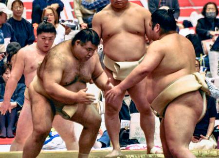 大相撲の春巡業に合流し、ぶつかり稽古をする高安（左）＝神奈川県藤沢市 