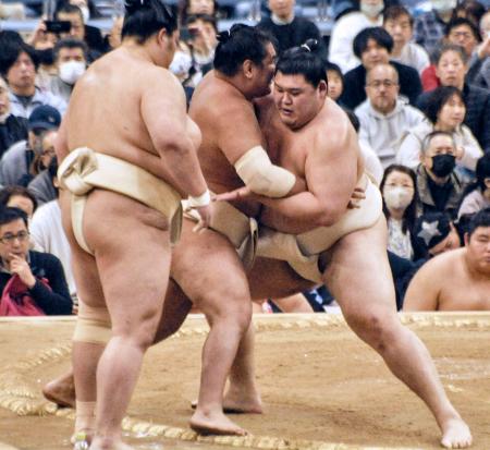 大相撲春巡業の朝稽古で相撲を取る大の里(右)=千葉市