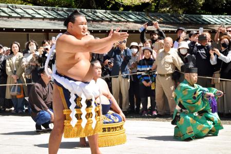 東京・靖国神社の拝殿前で土俵入りを披露する横綱豊昇龍＝１４日 