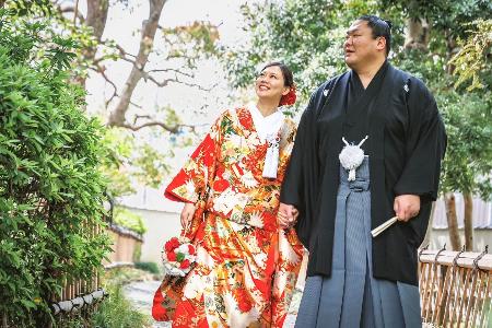 折戸智恵さん（左）との結婚を明らかにした輝（本人提供） 