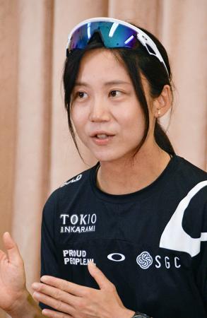 取材に応じるスピードスケート女子の高木美帆=26日、宮崎市
