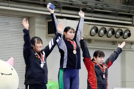 女子87キロ級で優勝した中島一馨(中央)=福井県産業会館