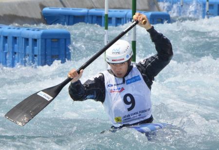 日本代表選考会でパドルをこぐ羽根田卓也=カヌー・スラロームセンター