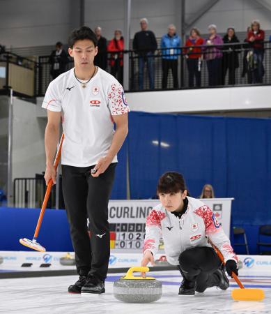 1次リーグのニュージーランド戦でプレーする松村千秋(右)、谷田康真組=フレデリクトン(共同)
