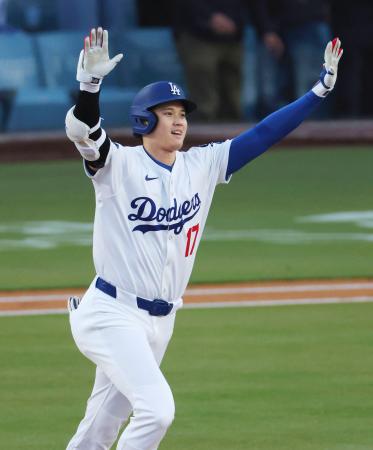 米大リーグ、マーリンズ戦の1回、7号となる先頭打者本塁打を放ち塁を回るドジャース・大谷翔平=29日、ロサンゼルス(共同)