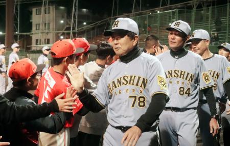 独立リーグの四国アイランドリーグplus高知との試合を終え、ファンとタッチを交わすプロ野球阪神の平田2軍監督(78)=4月、高知市
