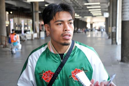 取材に応じるIBFフェザー級王者のアンジェロ・レオ=14日、大阪市淀川区