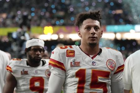 チーフスのQBマホームズ(手前)=ニューオーリンズ(AP=共同)