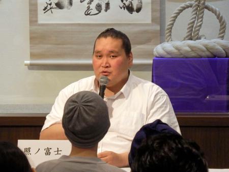 相撲博物館でトークイベントに臨む、元横綱の照ノ富士親方=16日、東京・両国国技館