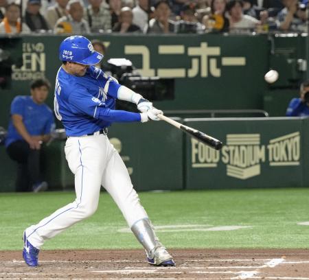 7回中日1死、山本が左越えに2打席連続の本塁打を放つ=東京ドーム