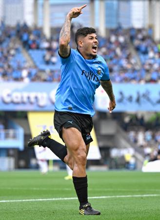 川崎―C大阪 後半、自身2点目のゴールを決め、駆け出す川崎・エリソン=U等々力