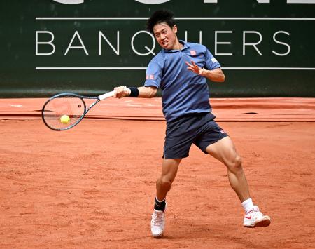 男子テニスのジュネーブ・オープンのシングルス１回戦でプレーする錦織圭＝ジュネーブ（共同） 