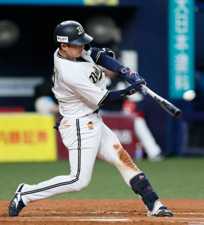 9回オリックス無死、若月が左越えにサヨナラ本塁打を放つ=京セラドーム