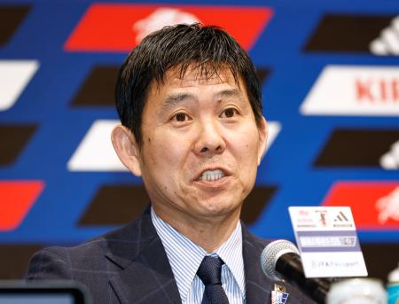 サッカーW杯アジア最終予選に臨む日本代表を発表し、記者会見する森保監督=23日、千葉市内