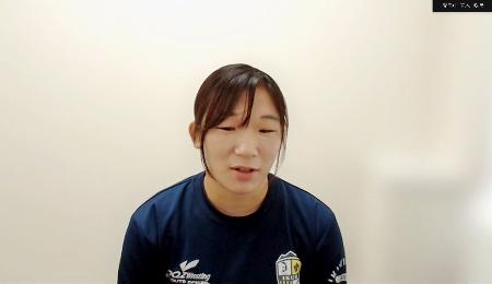 オンラインで記者会見するレスリング女子の元木咲良