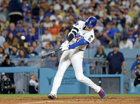 メッツ戦の7回、23号ソロを放つドジャース・大谷=ロサンゼルス(共同)