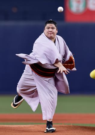 始球式を務めた大相撲の宇良=京セラドーム