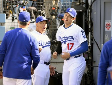 ロバーツ監督(左)と笑顔のドジャース・大谷=4月、ロサンゼルス