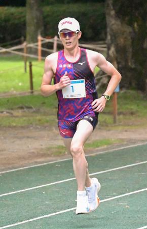 男子で優勝した佐藤大宗の射撃・ランニング=千葉県のリソルの森