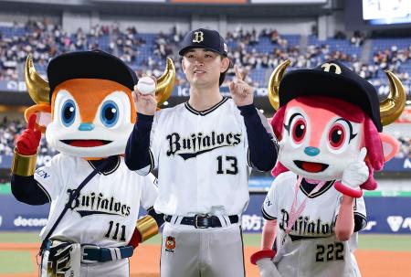 プロ初勝利を挙げ、ウイニングボールを手にポーズをとるオリックス・寺西=京セラドーム