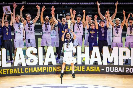 チャンピオンズリーグ・アジアで初優勝し、喜ぶ宇都宮の選手ら=13日、ドバイ((C)BCL Asia・共同)