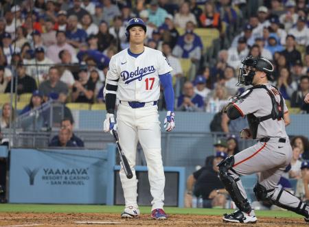 ジャイアンツ戦の6回、見逃し三振に倒れたドジャース・大谷=ロサンゼルス(共同)