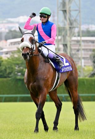第66回宝塚記念を制したメイショウタバルと武豊騎手=阪神競馬場