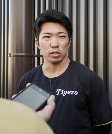 練習後、取材に応じる阪神・石井=兵庫県尼崎市
