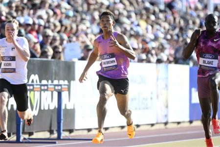 男子100メートル予選で力走するサニブラウン・ハキーム(中央)=トゥルク(Lehtikuva提供・AP=共同)