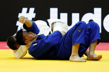 男子100キロ級決勝 IJFのマトベイ・カニコフスキー(奥)に一本負けを喫した新井道大=ブダペスト(共同)