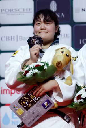 女子78キロ超級で銀メダルを獲得した新井万央=ブダペスト(共同)