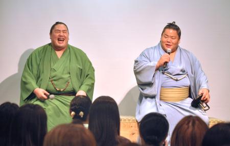 渋谷ヒカリエでトークショーを行う大相撲の大栄翔(右)と一山本=20日、東京都渋谷区