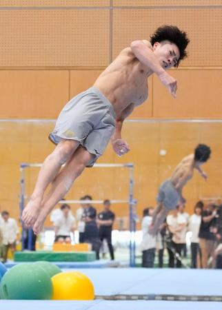 強化合宿で練習する岡慎之助=味の素ナショナルトレーニングセンター