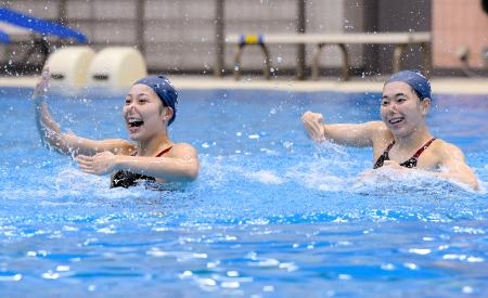 公開練習で演技するAS日本代表の比嘉もえ(左)、佐藤友花組=東京都内